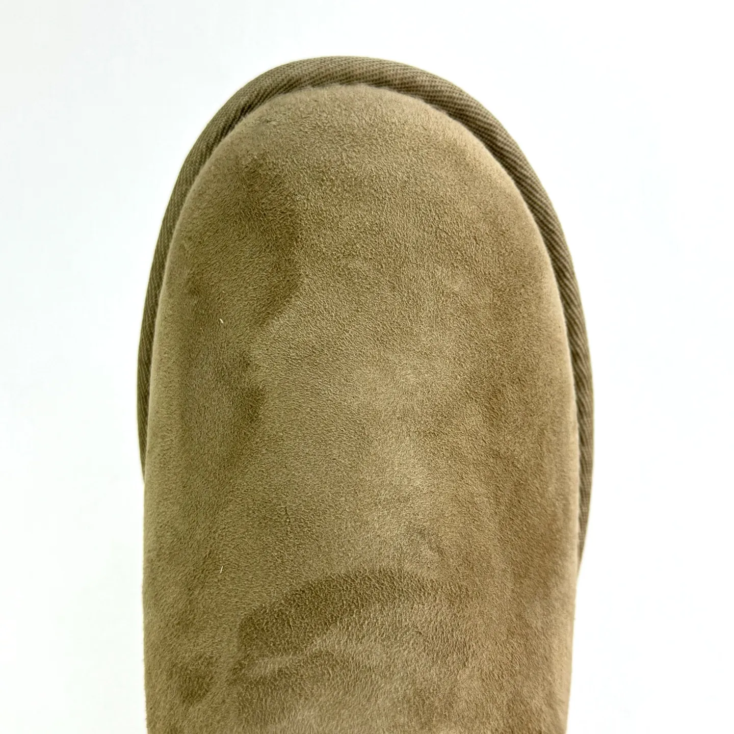 Pick up locally 💰480, the core recommendation is good price, the platform’s foreign trade is exclusive to UGG Classic Short II horn buckle women’s snow boots 1118816 Produced by the ten-year-old brand shoemaking foundry production line, paying attention to every detail, Longfeng A-grade genuine sheep fur, completely following the ZP process. Size: 35 36 37 38 39 40 Number: 29YDEF39
